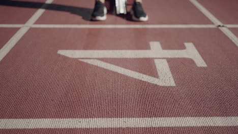 Zeitlupenläuferin-Beim-Start,-Nahaufnahme-Im-Dunkeln-Im-Stadion,-Professionelle-Läuferin,-Sportlich